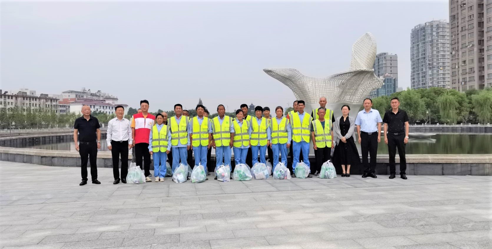 2.如东县红十字会、城管局慰问天恒环卫工人
